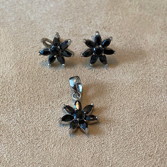 Black flower earrings and pendant set - Picture 2 of 6